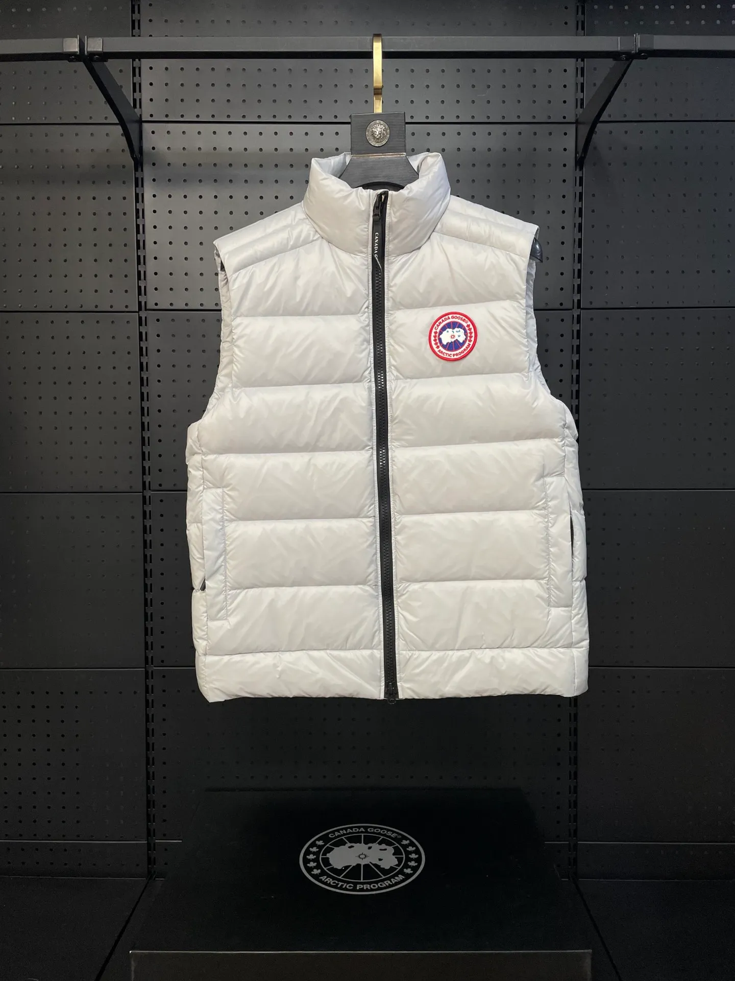 P560 Canadian brand CanadaGoose men's and women's CROFTON lightweight down vest 2229M DWR water-repellent treatment WindWall windproof fabric 700 fleece filling original mold opening details one to one production The upper body effect is stunning Exclusively available on the Xiaohongshu purchasing platform The highest version on the market Size: XS S M L XL XXL